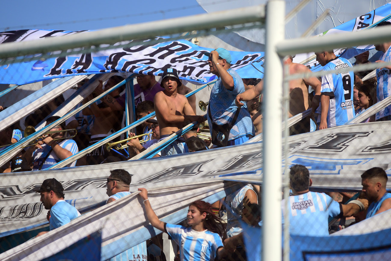 Racing de Nueva Italia recibe a Gimnasia y Tiro de Salta por la fecha 34 del torneo en el estadio Miguel Sancho. (José Gabriel Hernánez / La Voz)