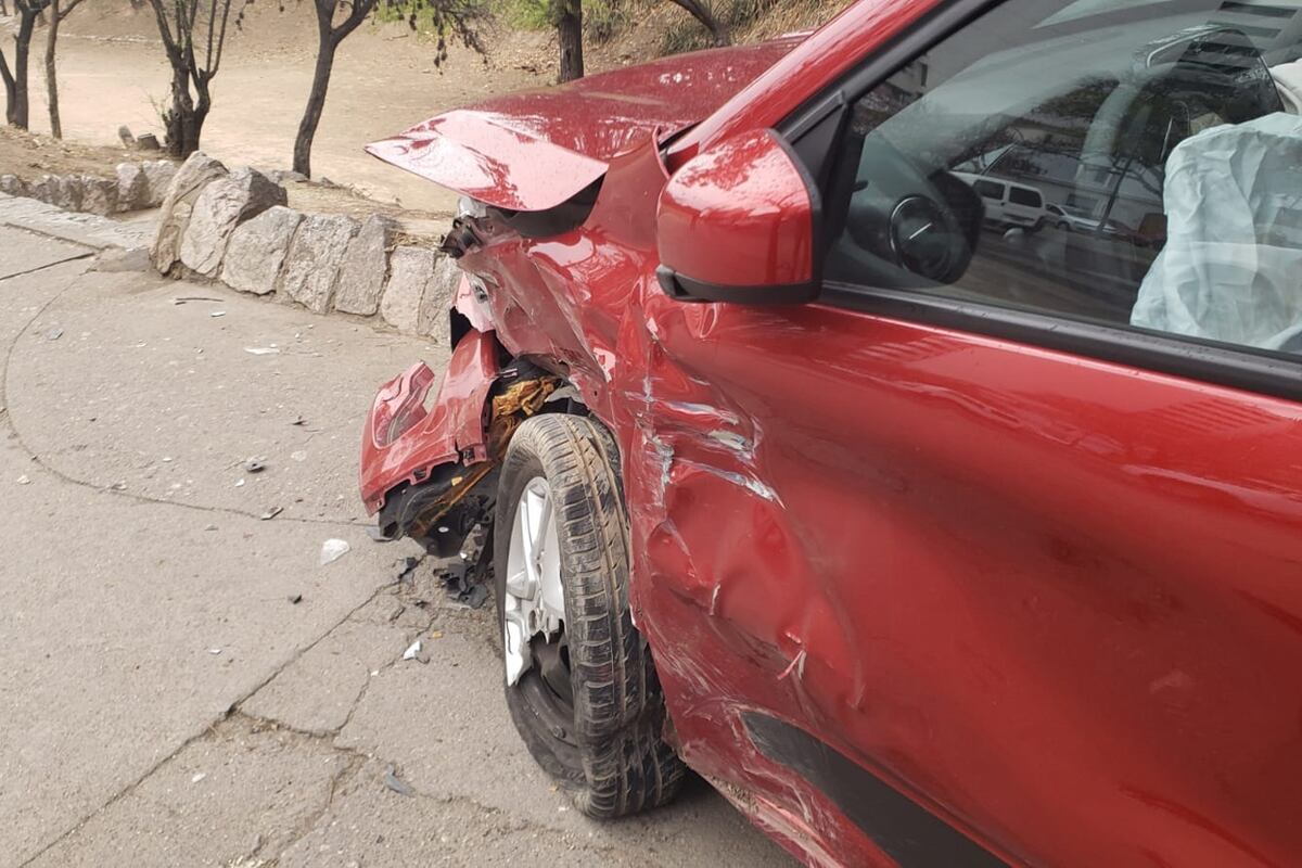 Ciudad de Córdoba. Así quedó uno de los autos chocados (Pedro Castillo/La Voz).