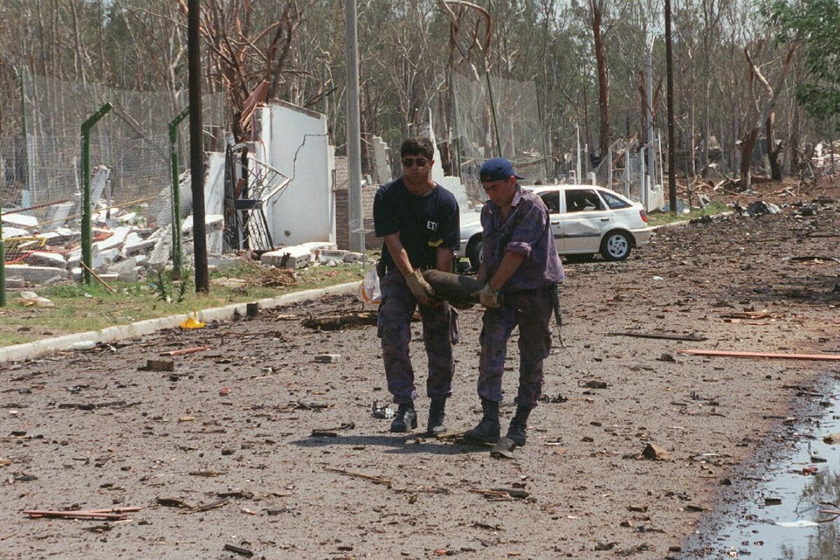 Recolección de proyectiles, en 1995. A 30 años de la explosión de la Fábrica Militar de Río Tercero. (La Voz)