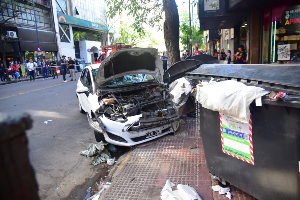 Grave siniestro. Un auto atropelló a varias personas en el Centro de la ciudad de Córdoba. (Javier Ferreyra / La Voz)