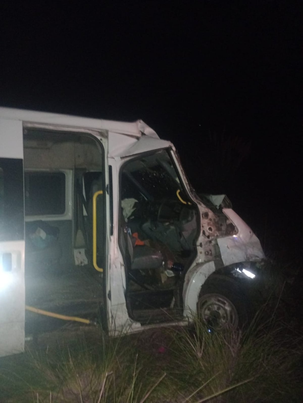 Sur de Córdoba. Así quedó la Ford Transit tras el siniestro vial (Gentileza).