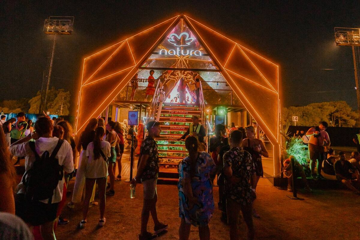 Lollapalooza 2023. El "portal" que la compañía montó en el exitoso festival ofrecía, además de maquillaje gratuito al público, una experiencia inmersiva en la naturaleza.