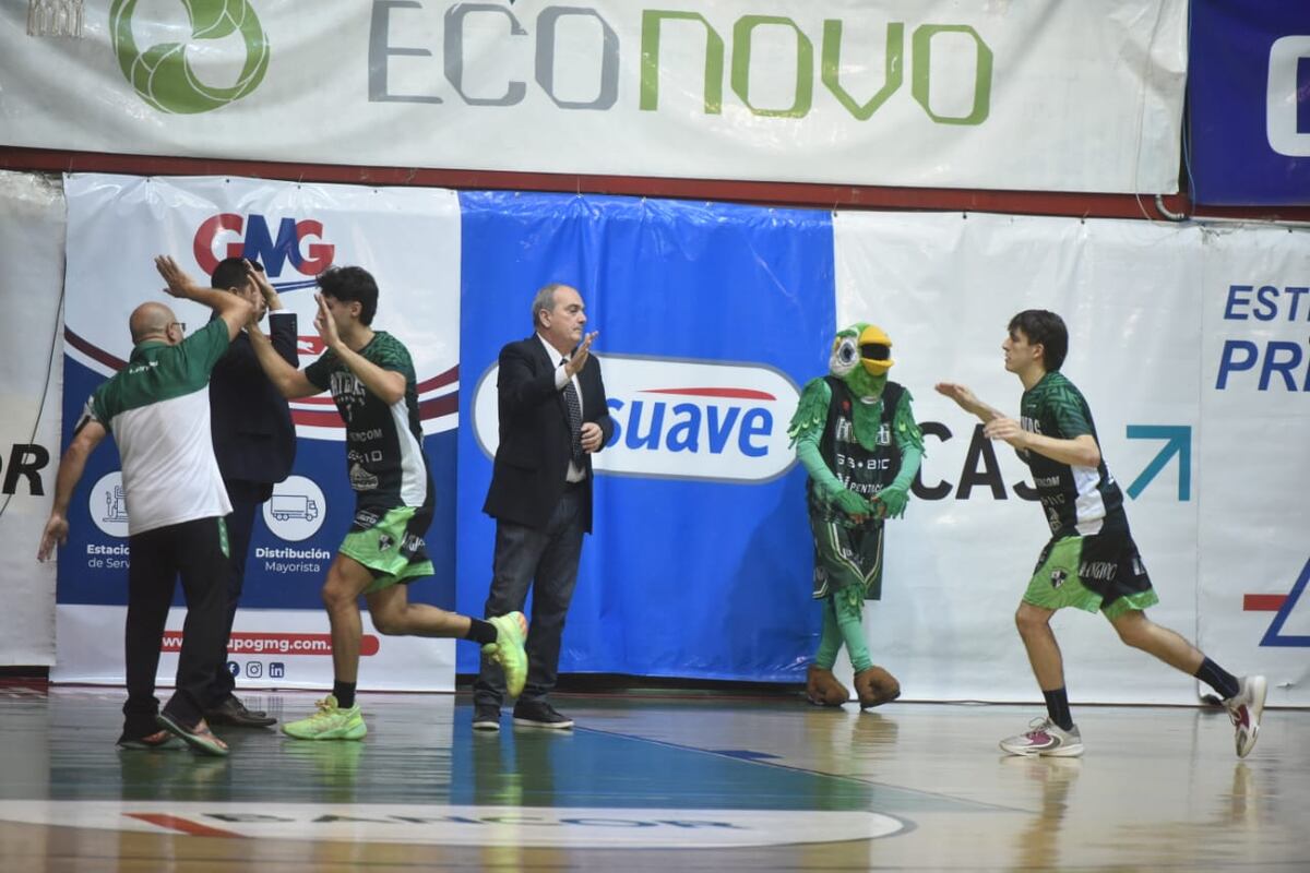 "La tablita" del entrenador Álvaro Castiñeira funcionó y Atenas superó a San Lorenzo en el Cerutti por descontar en la serie permanencia de la Liga Nacional. (Facundo Luque / La Voz)