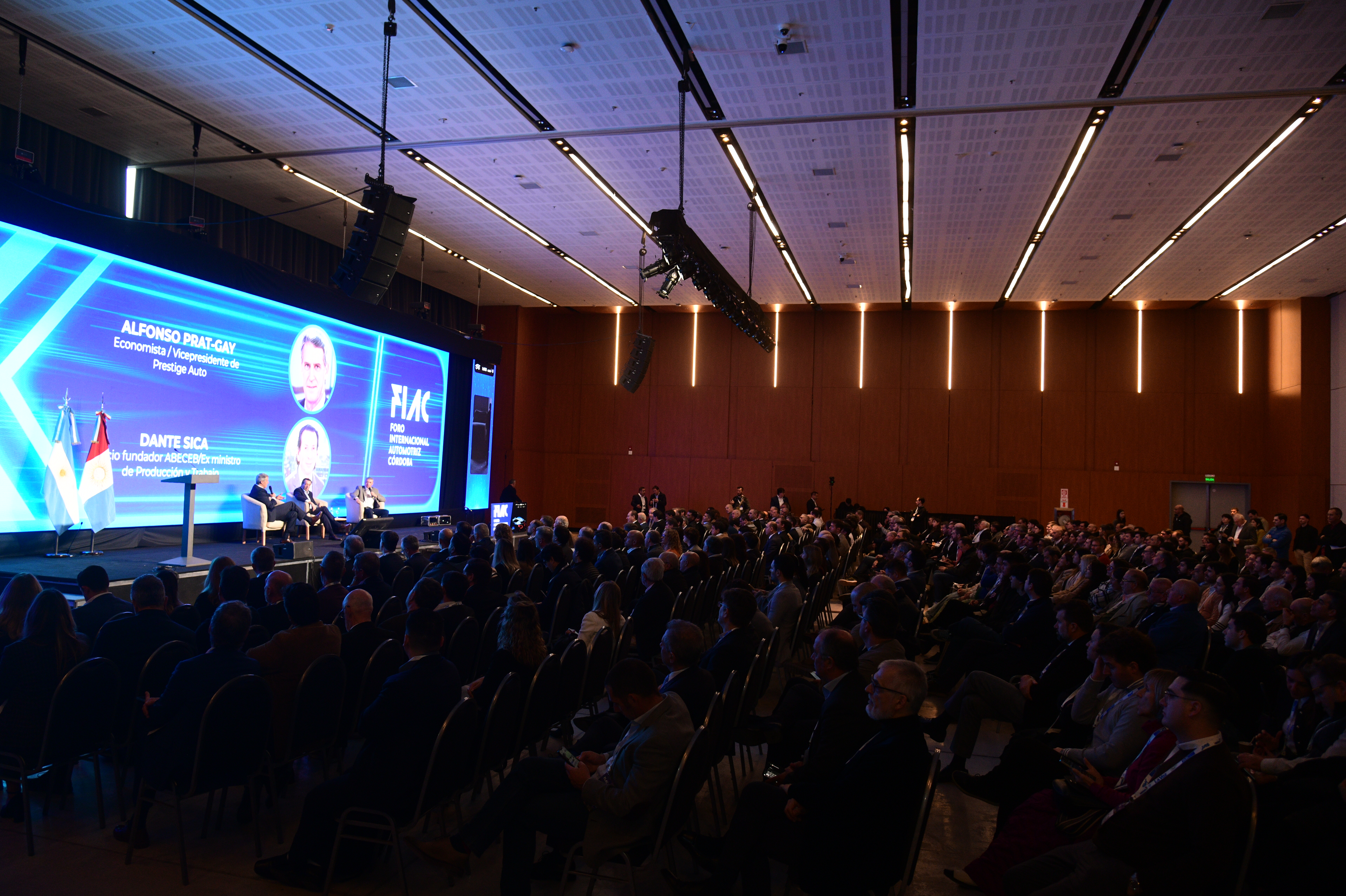 El auditorio con mucho público para el panel del Faic con los CEO de las automotrices. (Ramiro Peryra / La Voz) 