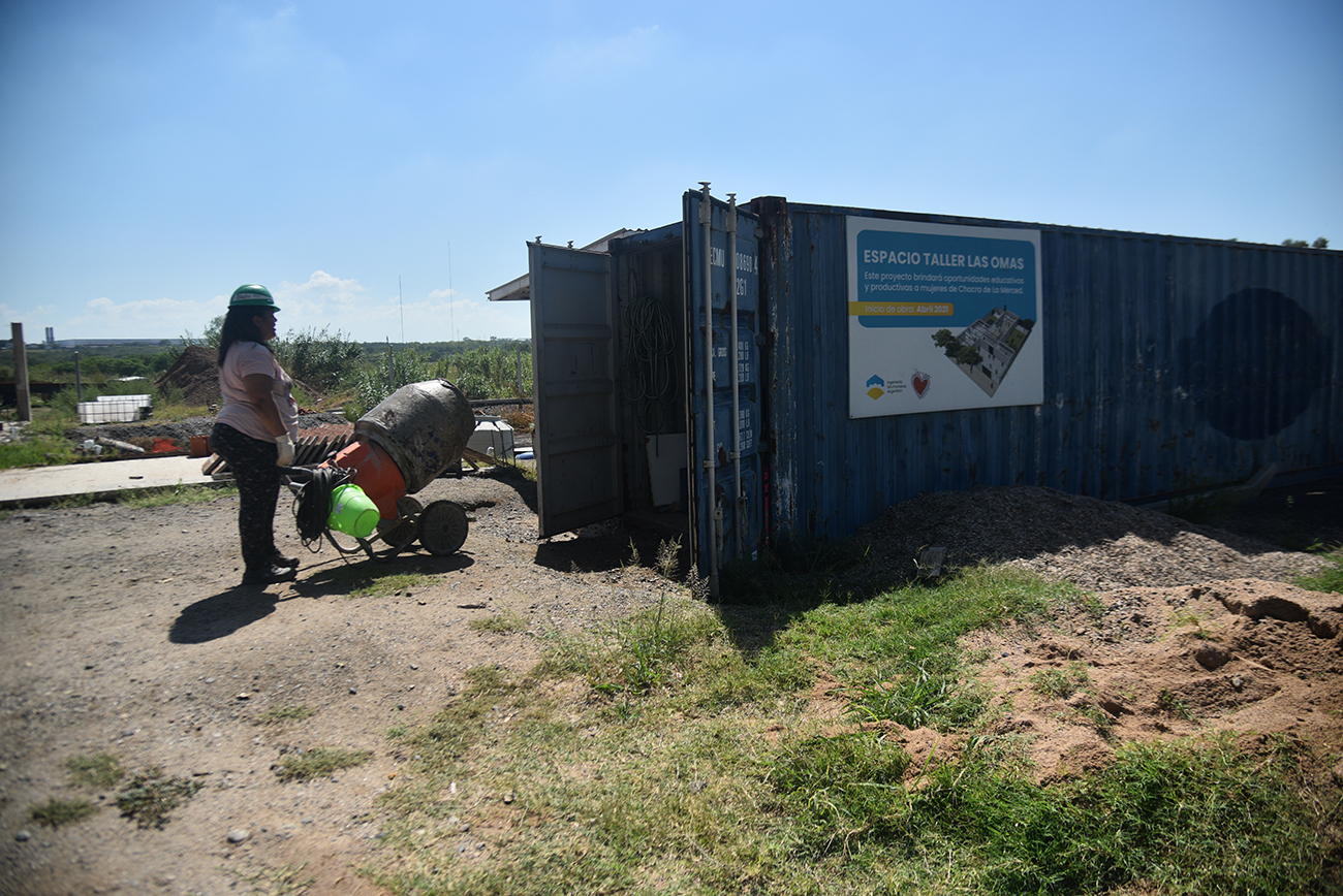 ONG Las Omas donde mujeres comparten un espacio donde se capacitan y aprenden oficios. Ahora están en plenas tareas de construcción de su nueva sede. Foto Pedro Castillo