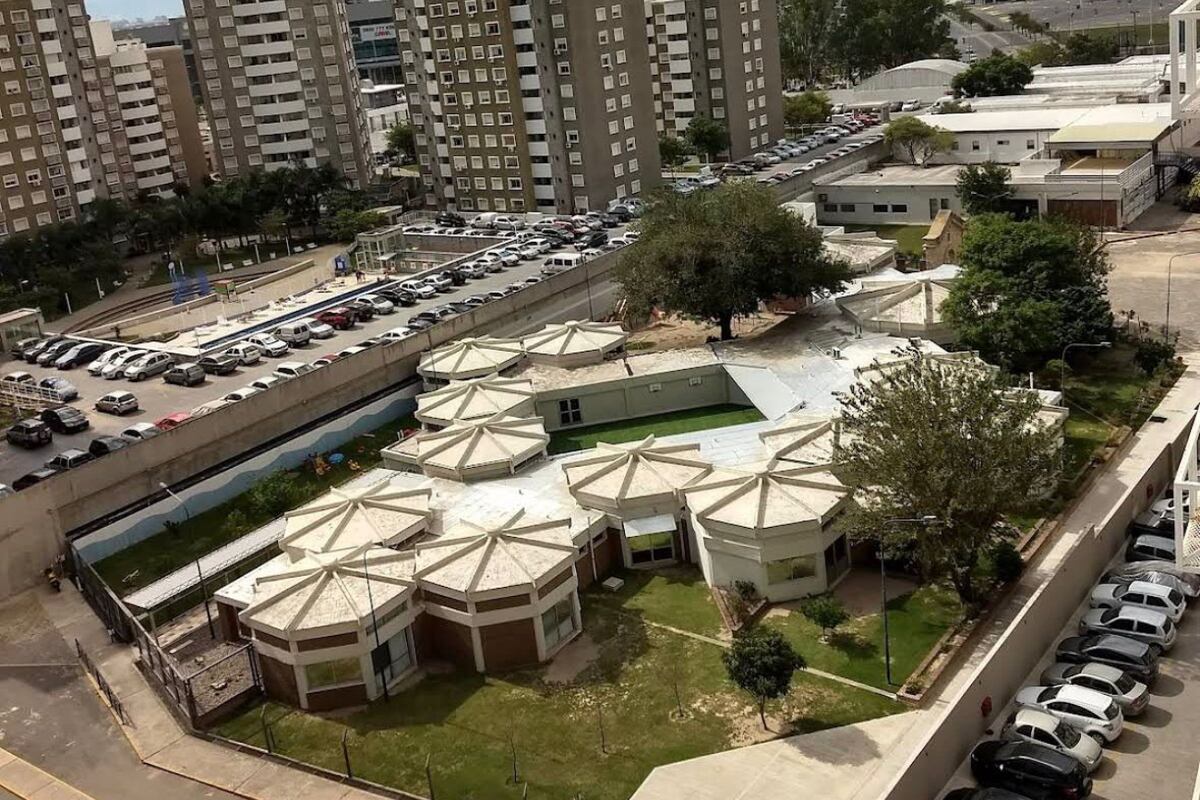Córdoba: el equipo de antiexplosivos encontró una maleta “sospechosa” frente a un colegio. (Gentileza)