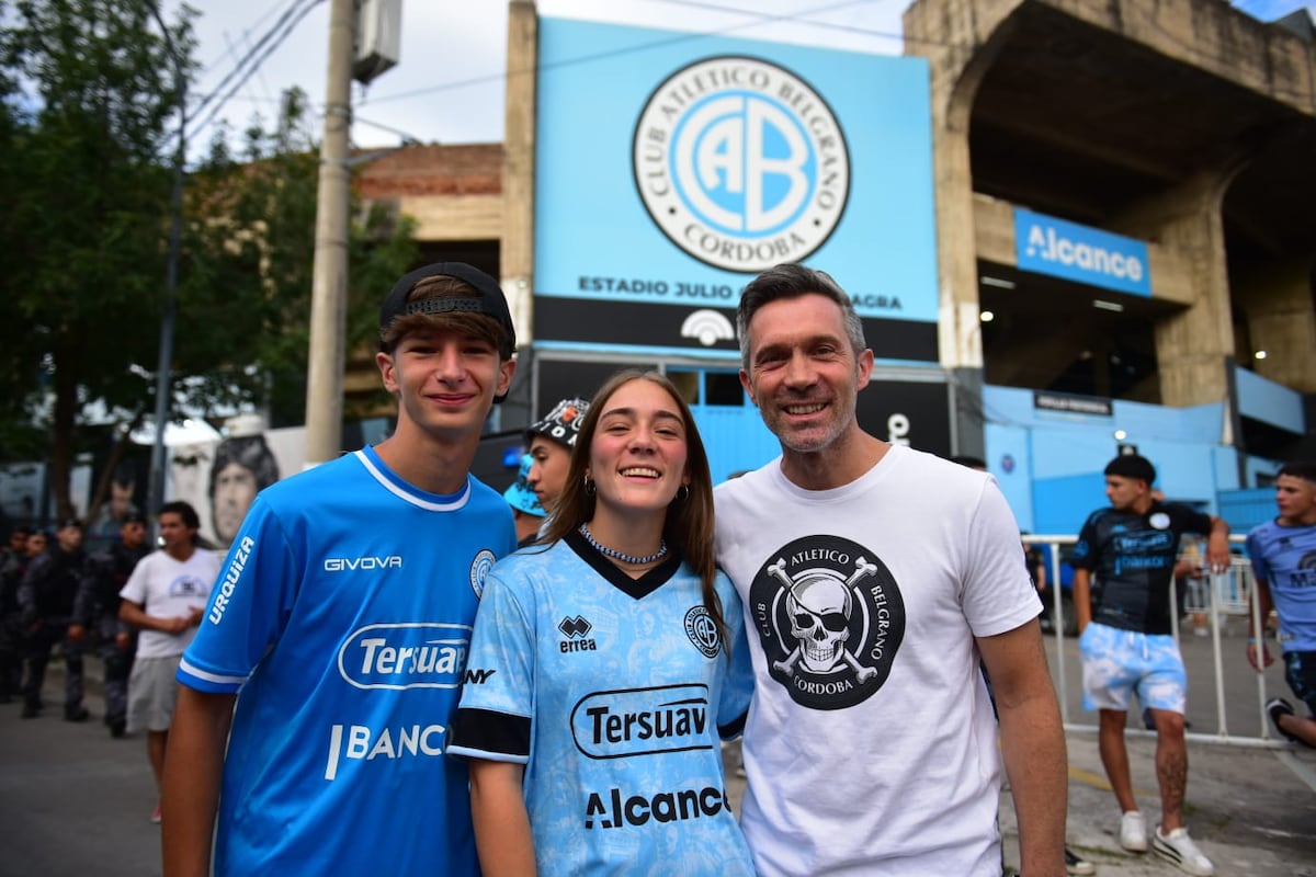 Hinchas de Belgrano en la previa del clásico con Talleres en Alberdi para el Cara 'e Cancha. (La Voz)