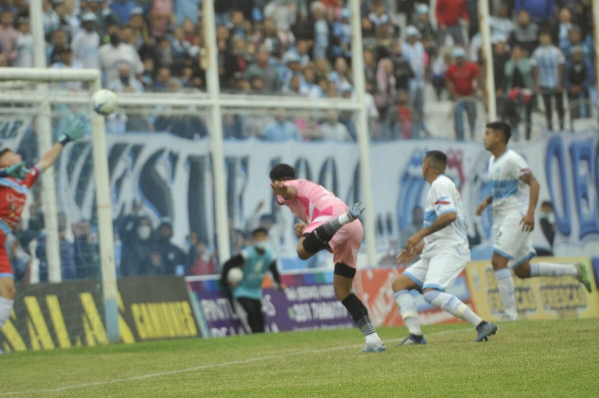 Fernández cabecea para el 1-0 de Racing sobre Gimnasia de Concepción del Uruguay, en el Miguel Sancho. (Foto: Javier Ferreyra)