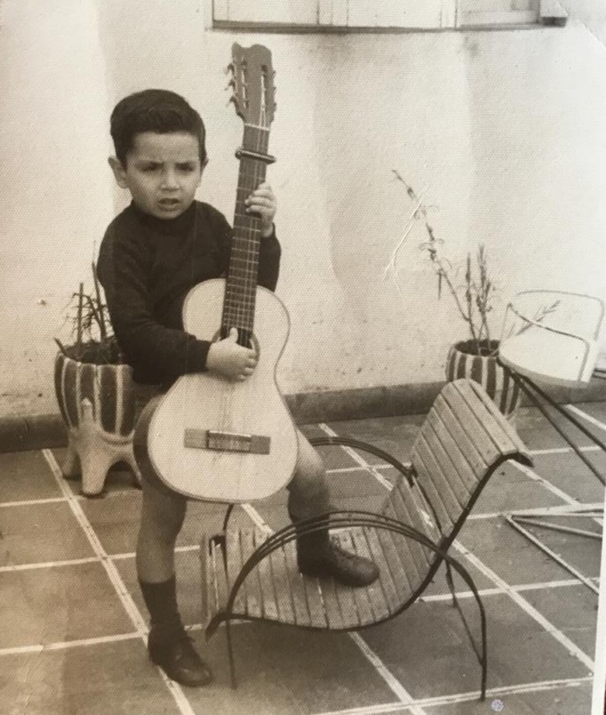 Más prueba que esta no existe: ama la guitarra desde bien pequeño.