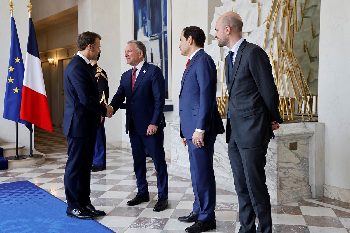 El presidente francés, Emmanuel Macron (izquierda) buscará hablar con los delegados de EE.UU. sobre el tema aranceles (AP)