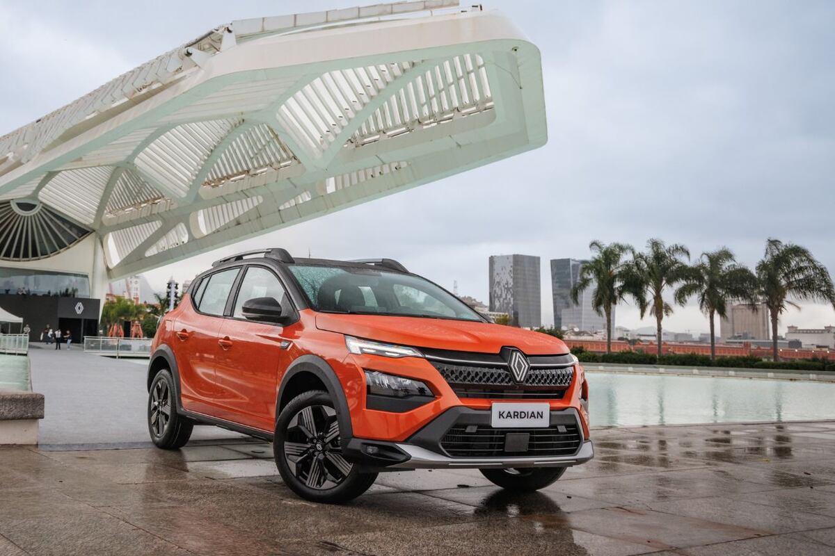 El motor es un nuevo bloque de 1 litro, 3 cilindros y turbo, que le da 125 CV y 220 Nm de torque. La caja también es nueva, automática de tipo doble embrague.