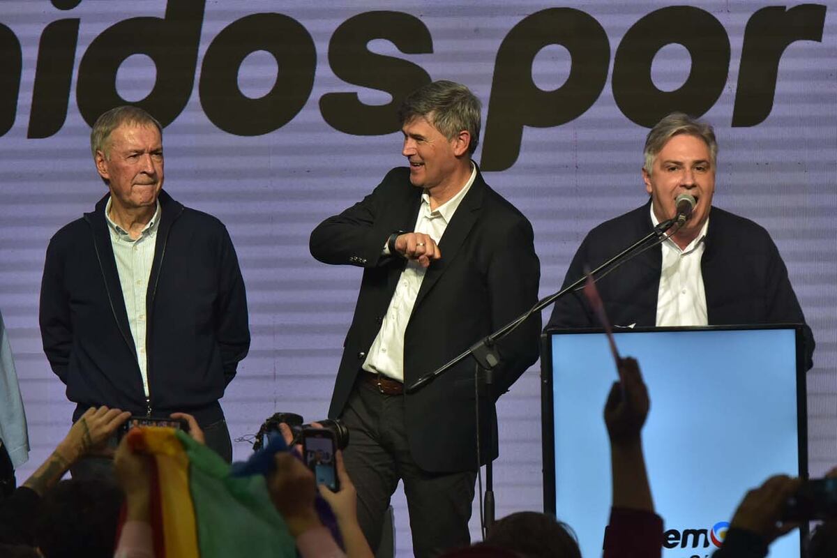 Discurso. Juan Schiaretti escucha el encendido mensaje de Martín Llaryora, el domingo pasado, en el festejo por el triunfo de Daniel Passerini. (Facundo Luque)