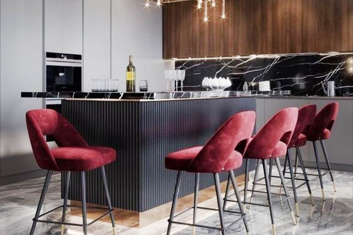 Símil mármol y dorado. Dos combinaciones que se llevan a la perfección con el Viva Magenta. Recomendamos Porcelanato Elizabeth Portoro 62.5x125 y Cerámico Cecafi Georgia 74x74. Foto: Pinterest.