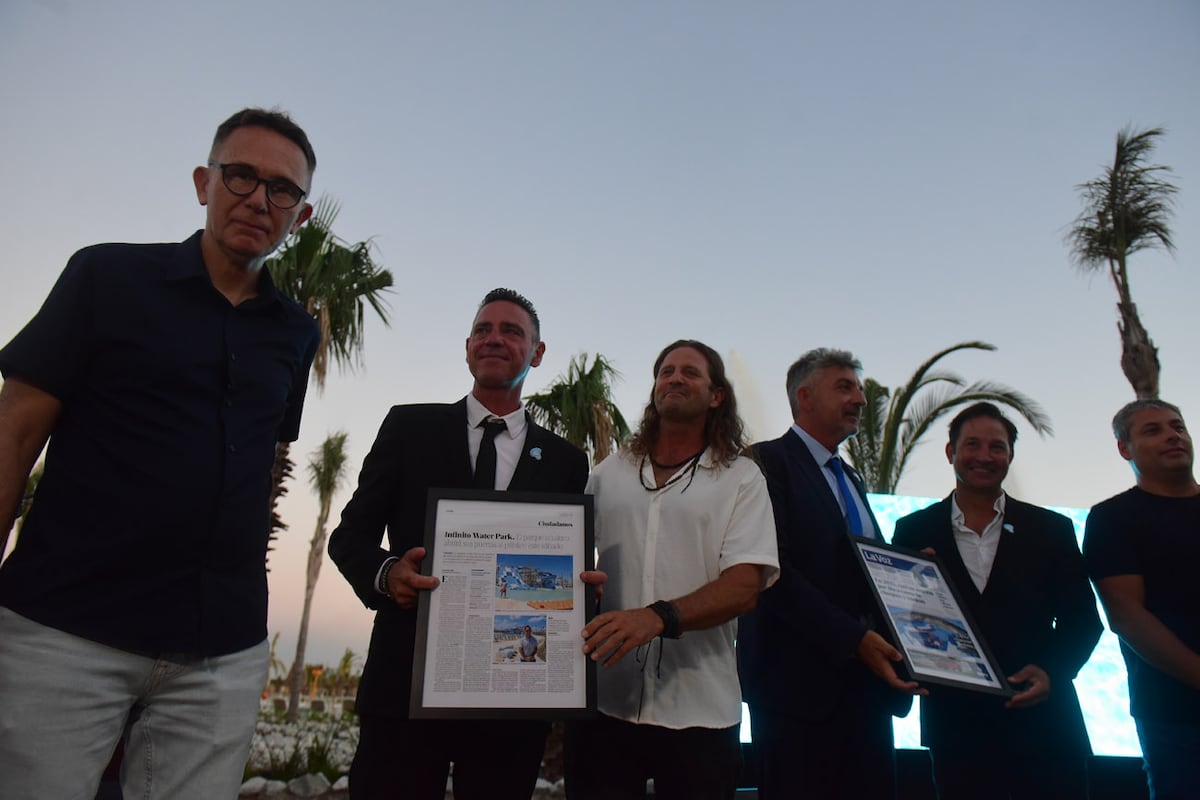 Inauguración del Parque Acuático "Infinito Water Park". Guillermo Conde y Diego Las Heras, del área Comercial de La Voz, entregaron un presente a directivos del proyecto. (Jorge Peñaranda / La Voz)
