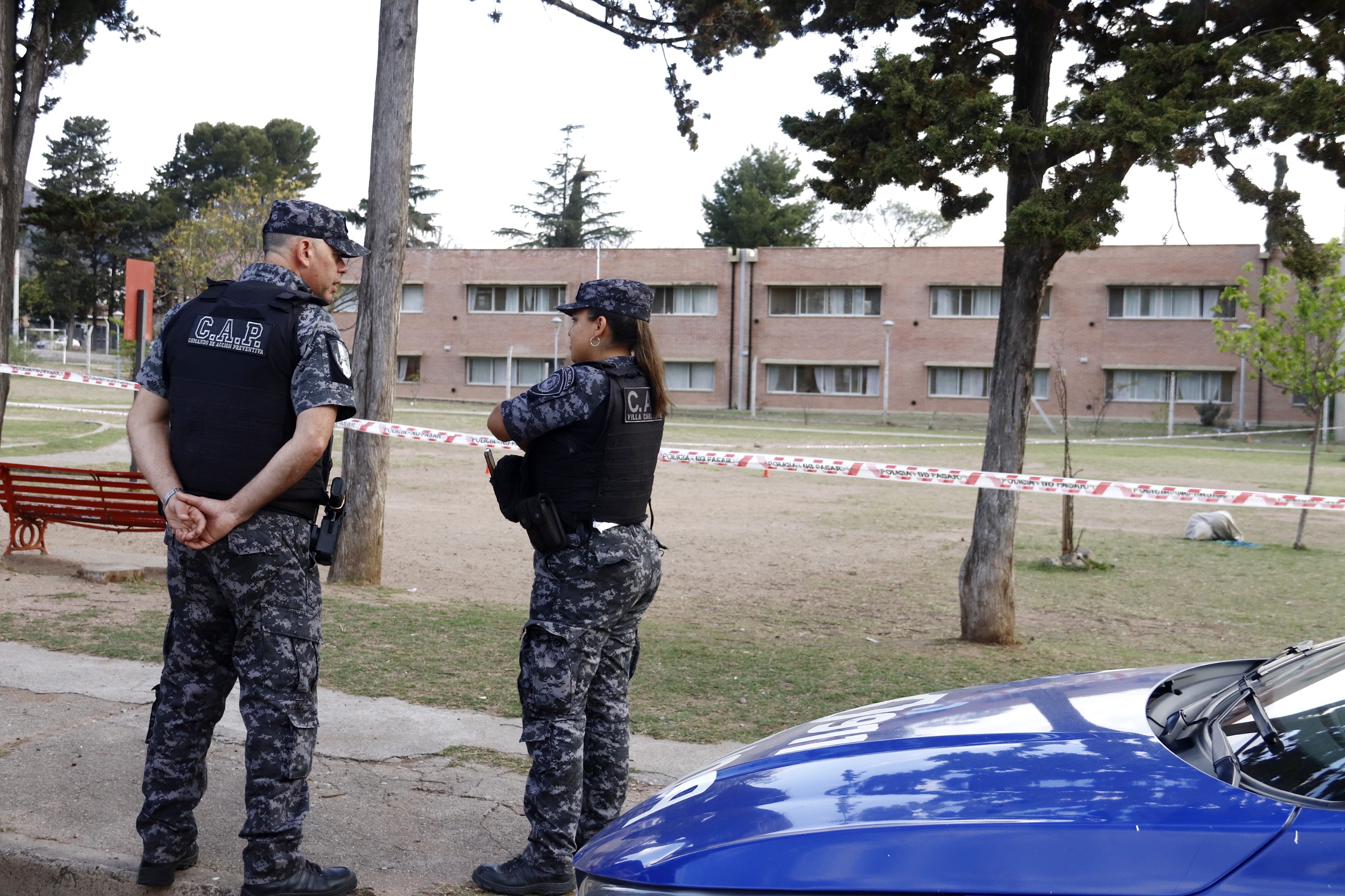 Un alumno del Ipem Arturo Illia, de la ciudad cordobesa de Villa Carlos Paz, falleció este lunes por la tarde tras sufrir una descompensación en la plaza vecina del colegio, ubicado en barrio Villa Domínguez.