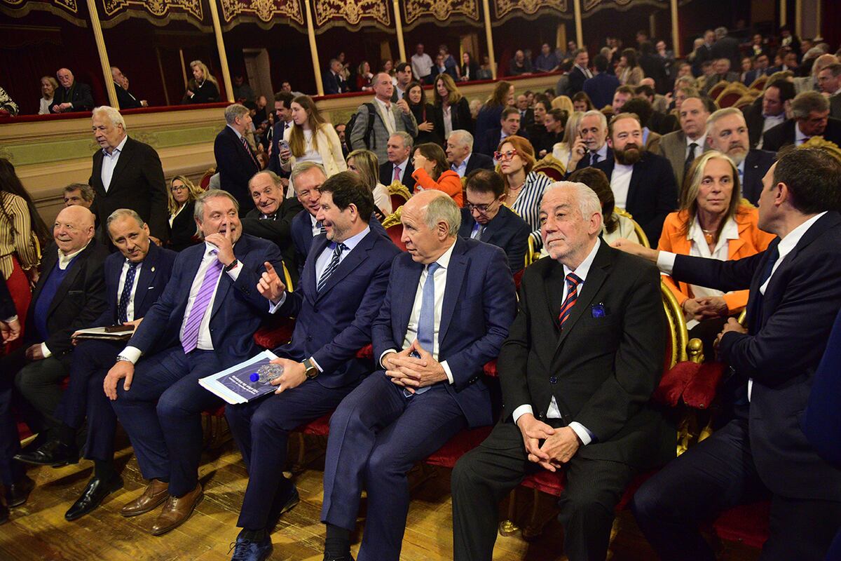 Figuras. En la gala por los cien años del Colegio de Abogados de Córdoba, Eugenio Ribón se ubicó entre las principales figuras invitadas por el presidente local, Eduardo Bittar. (Pedro Castillo / La Voz)
