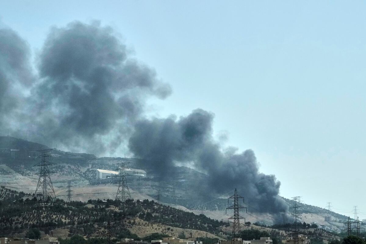 Siguen los ataques y los daños en infraestructura y víctimas fatales en los enfrentamientos entre Irán e Israel. (AP)