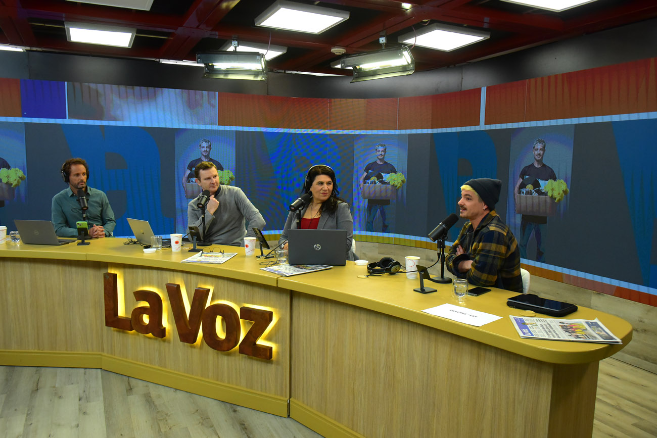 El actor e influencer Facundo Gambandé presentando su obra Las Cosas Maravillosas en el streaming de La Voz en Vivo. (Nicolás Bravo / La Voz)