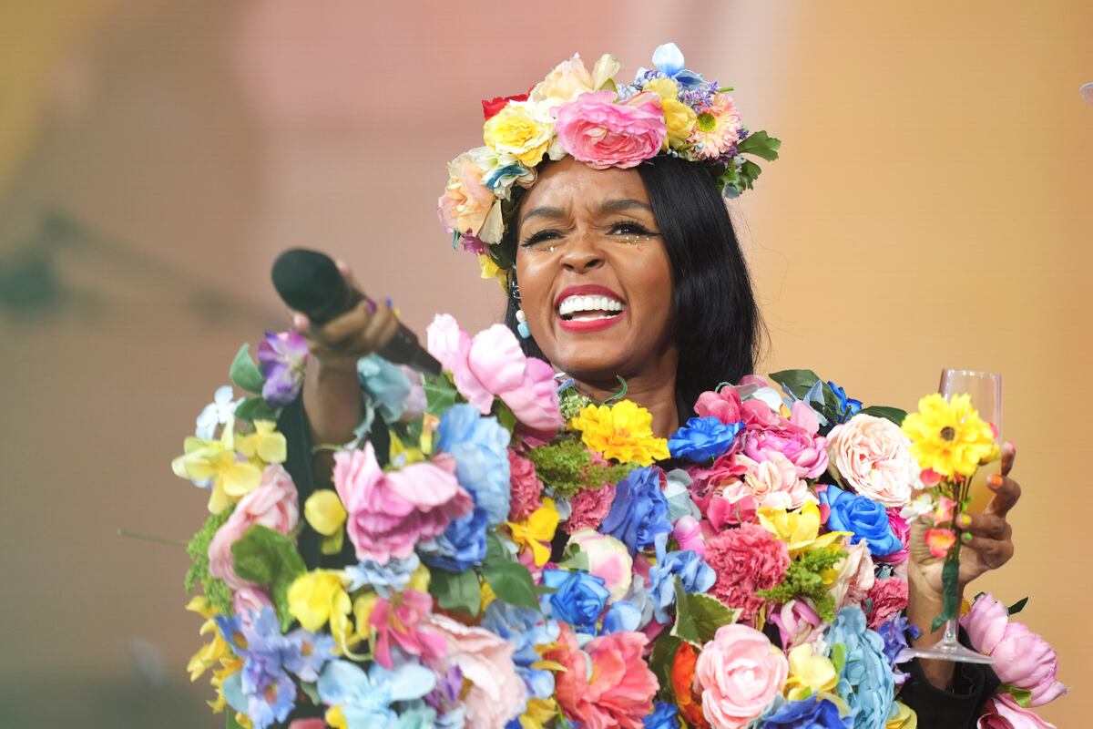Janelle Monáe, copadísima con el público de Glastonbury 2024. (AP)