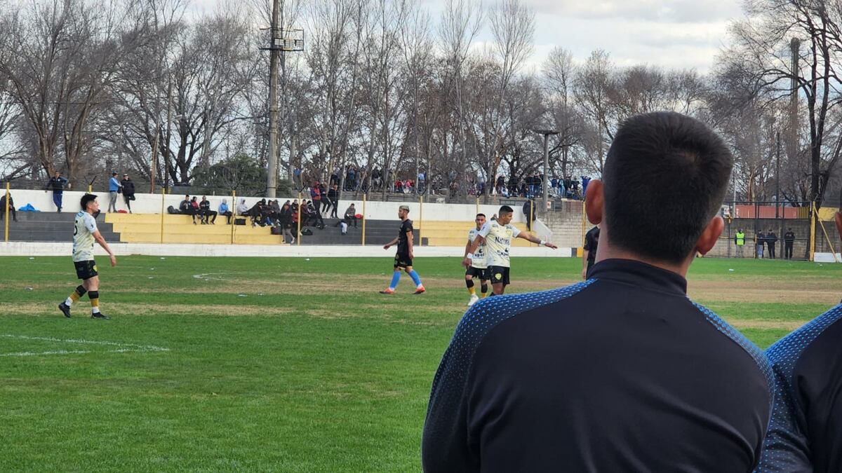 La hinchada de Alberdi de Río Cuarto se ubicó en vagones de ferrocarril para alentar al equipo ante Acción Juvenil de General Deheza. (Gentileza Denise Audrito)