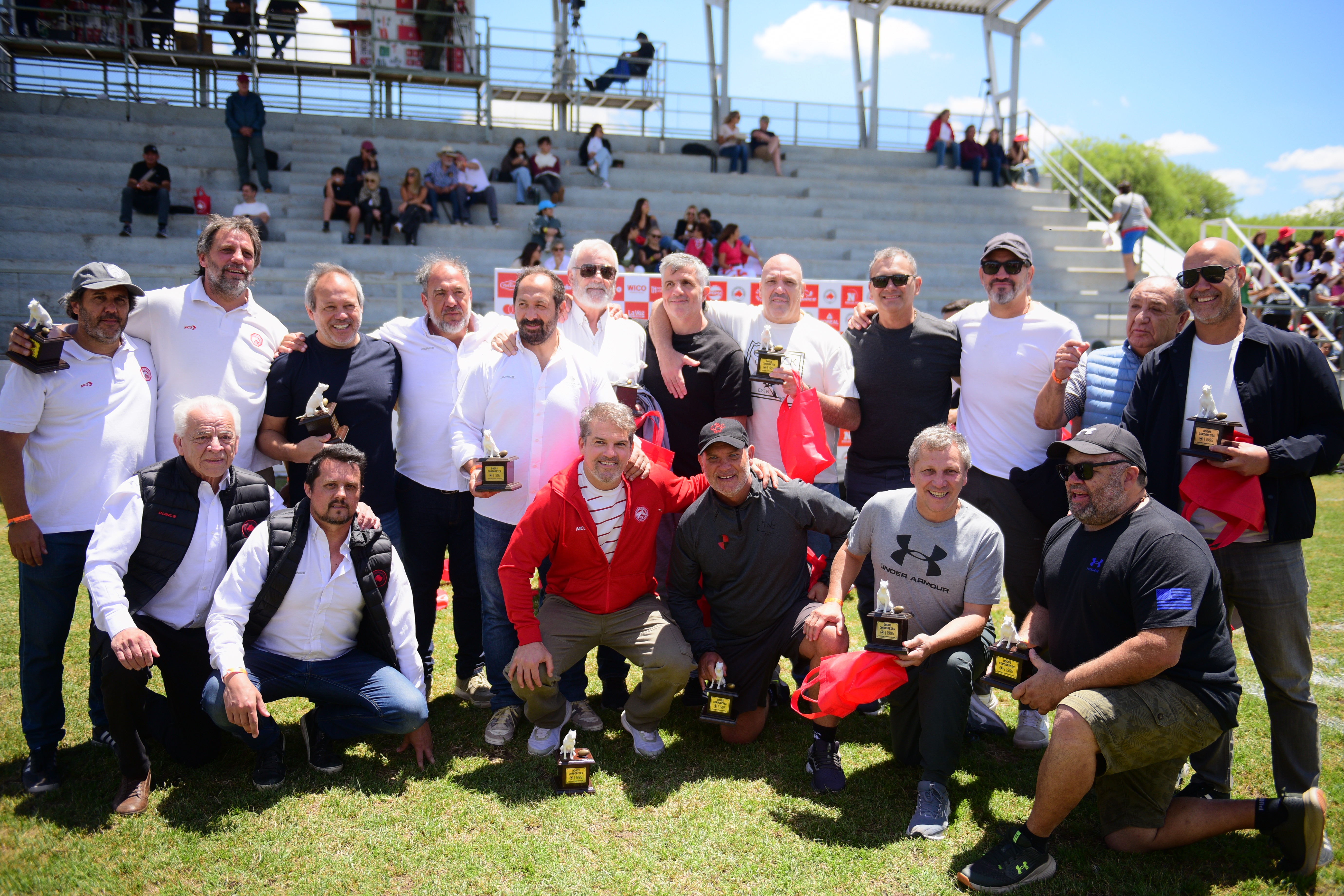 Homenaje a los históricos. La Unión Cordobesa de Rugby homenajeó a los planteles de "Los Dogos" de 1985 y 1995 respectivamente. (José Hernández/LaVoz)