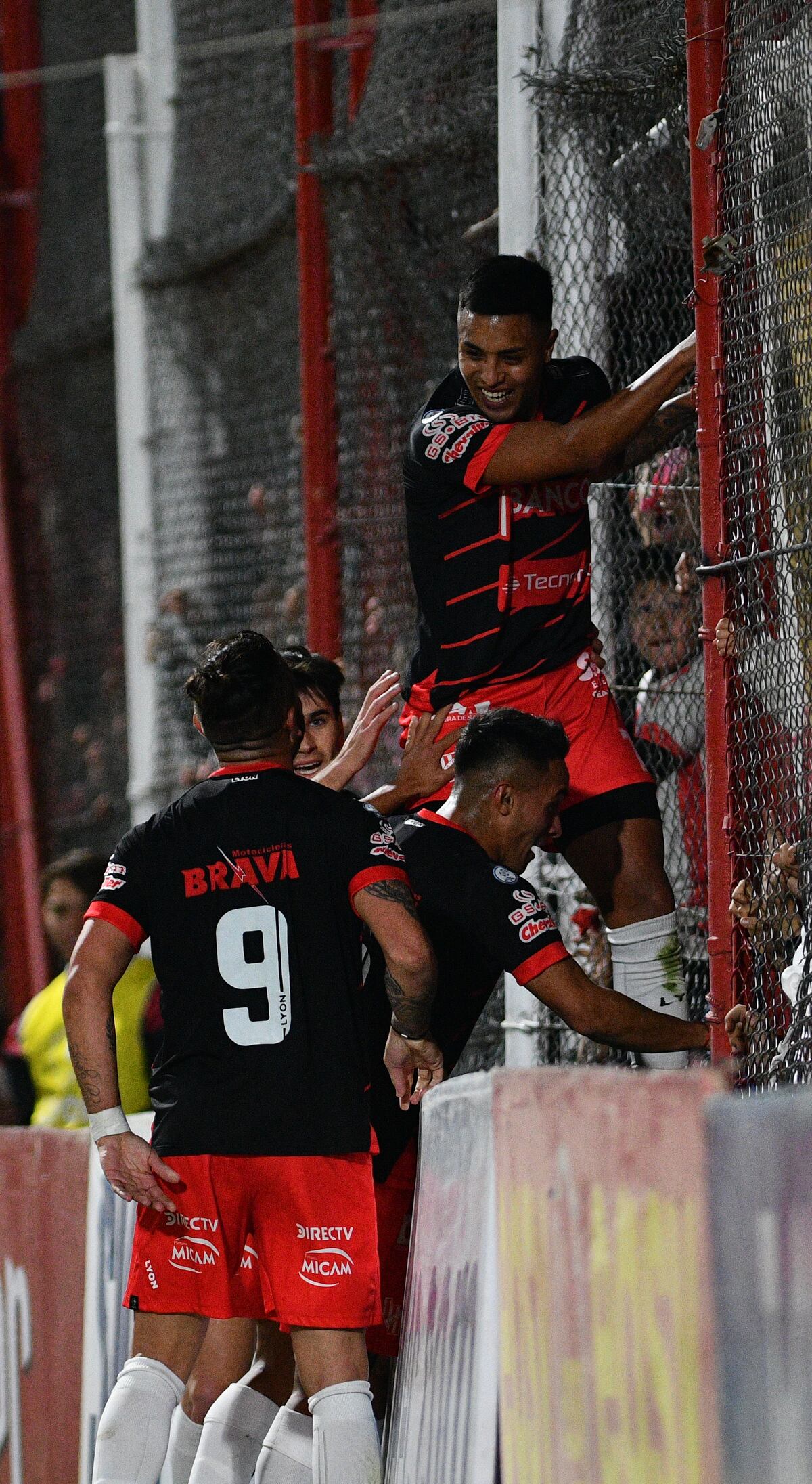 Colgado a una ilusión. Leonardo Monje en el alambrado del Monumental de Alta Córdoba para festejar su gol, el segundo de Instituto ante All Boys. (Pedro Castillo / La Voz)
