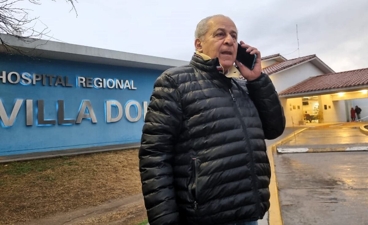 Juan Uez, frente al hospital regional de Villa Dolores. Fue 52 años médico y ocupó varios roles en la salud pública. (La Voz)