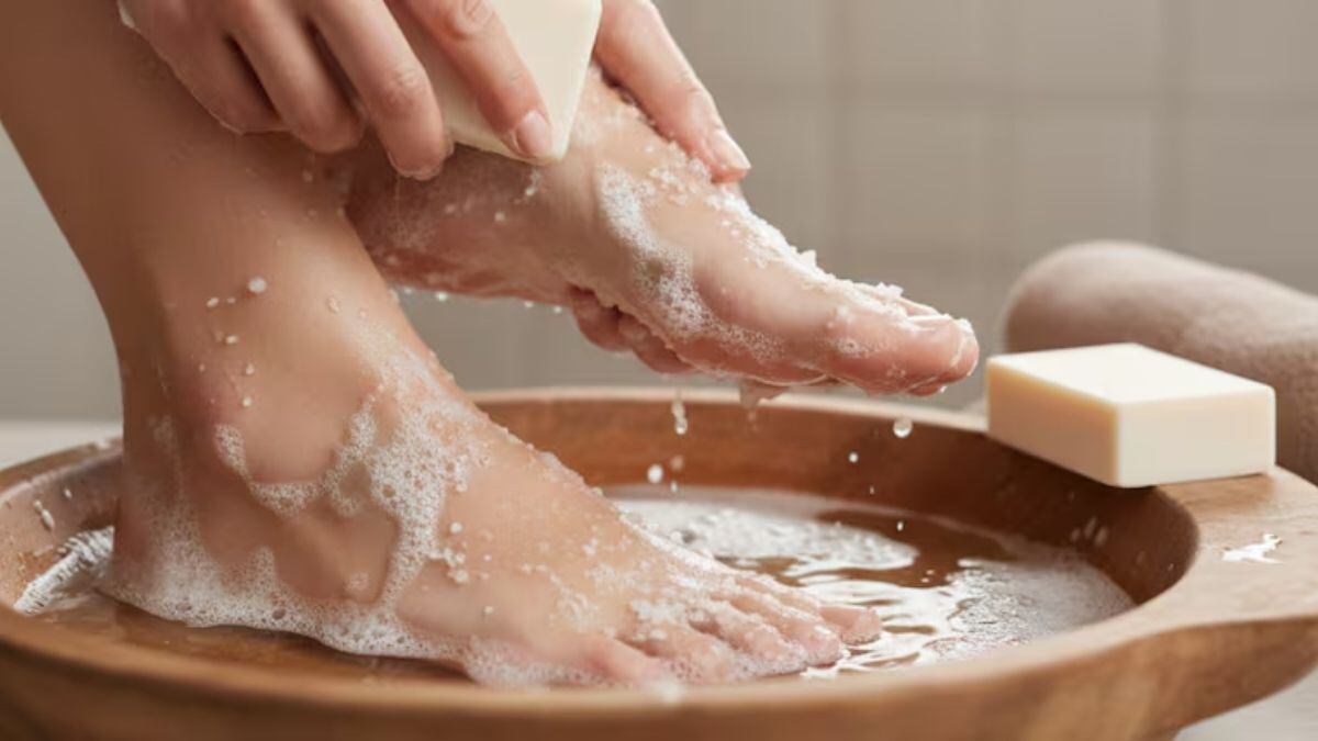 Los beneficios de lavarse los pies con jabón neutro y sal