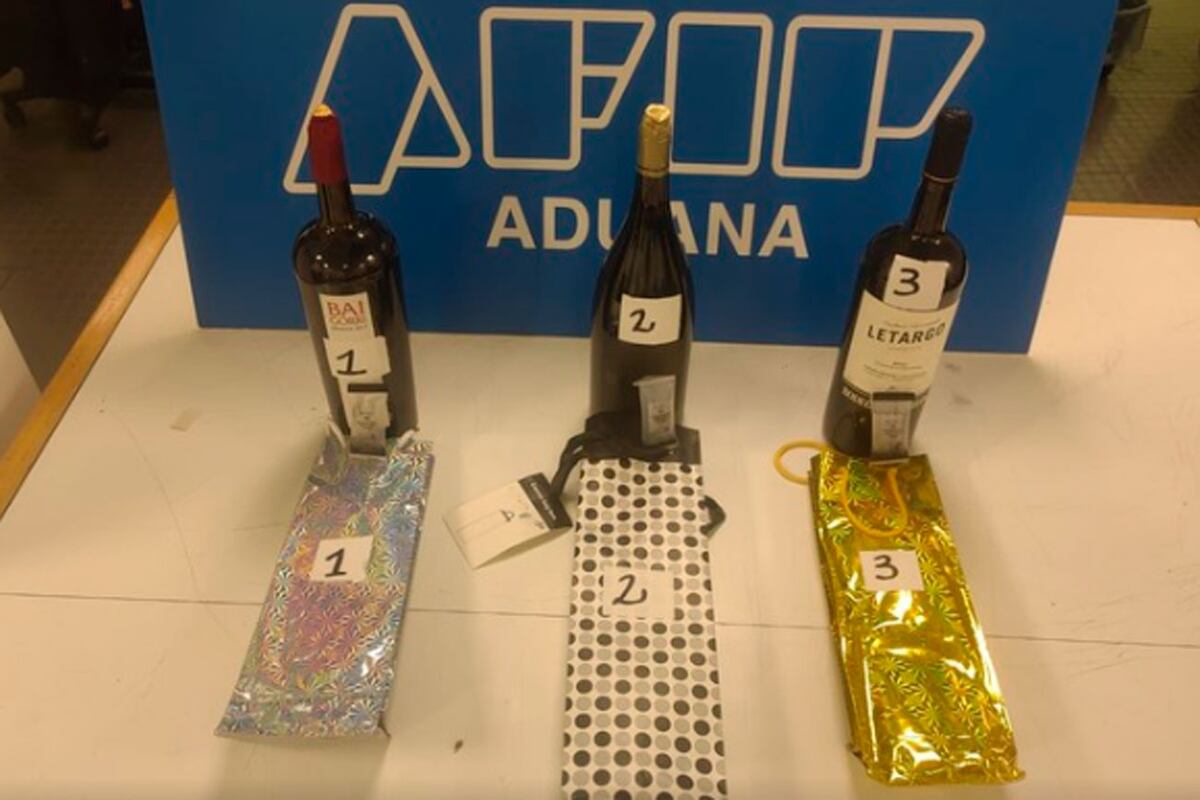 La droga fue camuflada en botellas. (Gentileza Clarín)