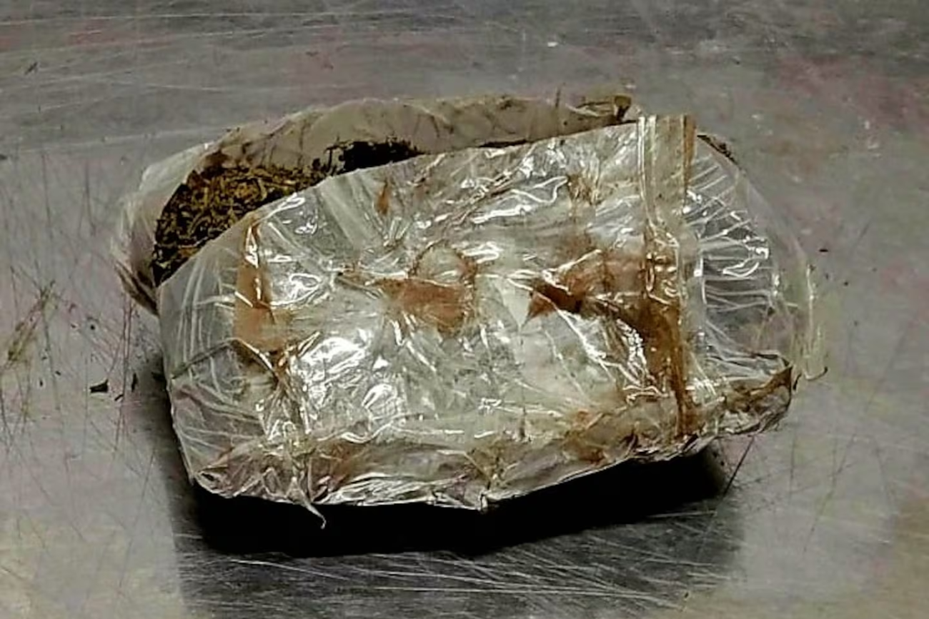Cayó un paquete con marihuana en la cárcel de Villa María: un preso la ocultó en sus zapatillas. (Servicio Penitenciario de Córdoba)