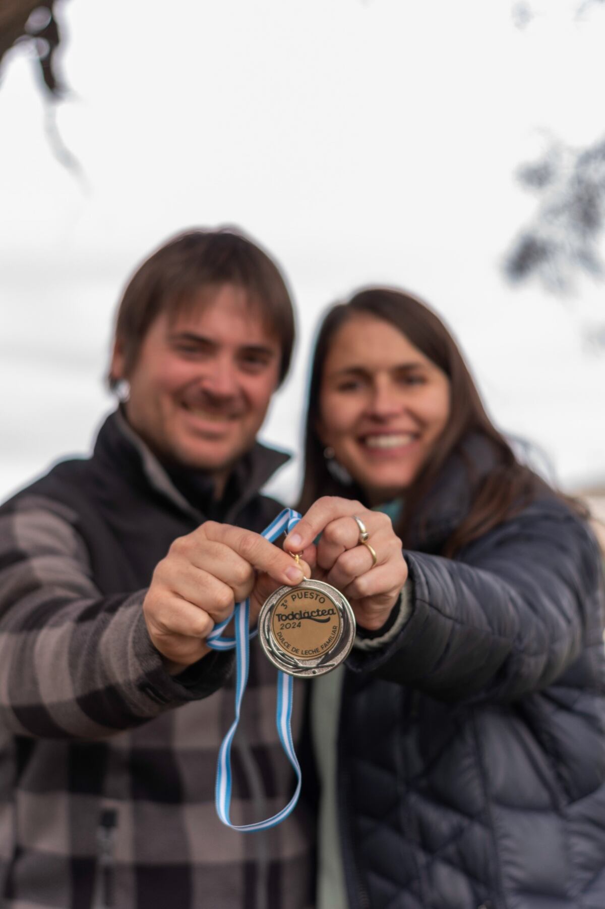 Gerardo y Mónica con la medalla del tercer puesto a nivel nacional en el concurso de dulce de leche en Todoláctea 2024. (Gentileza)