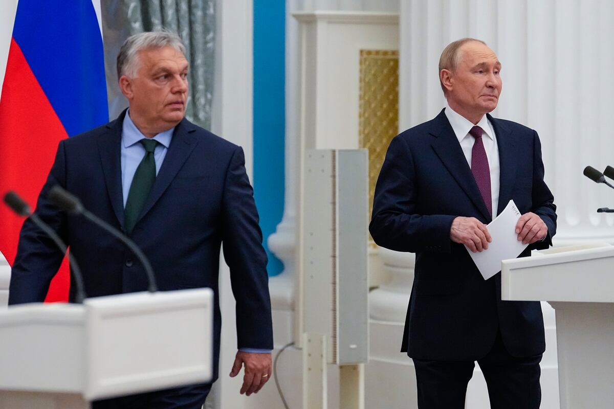 El presidente ruso Vladímir Putin, a la derecha, y el primer ministro húngaro Viktor Orbán llegan para hacer declaraciones a la prensa tras sus conversaciones en el Kremlin en Moscú, Rusia, el viernes 5 de julio de 2024. (AP Foto/Alexander Zemlianichenko)