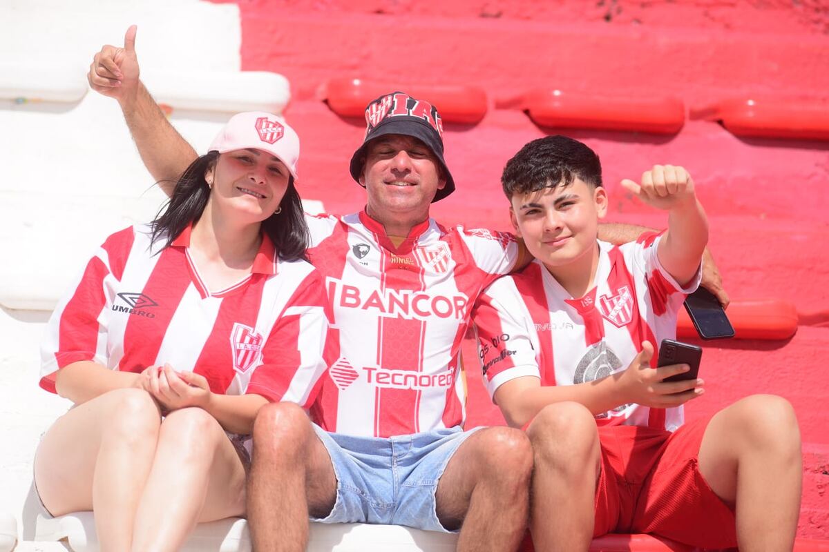HInchas de Instituto en la previa del partido con Talleres en Alta Córdoba. (José Gabriel Hernández y Javier Ferreyra / La Voz)