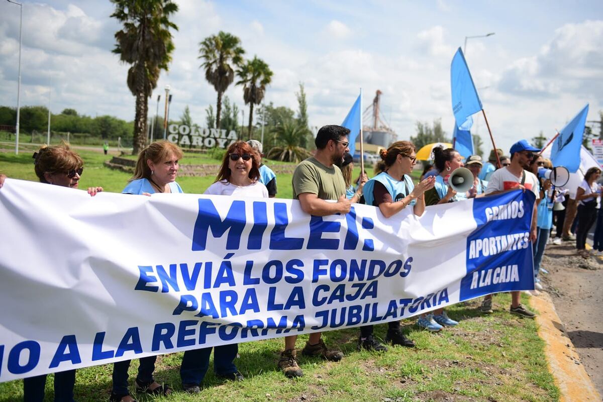 Protesta en el acceso a Jesús María, ruta 9 Norte. 
Los gremios estatales que aportan a la Caja de Jubilaciones realizarán de manera sorpresiva la segunda protesta por la aplicación de la nueva Ley Jubilatoria que aplica un fuerte ajuste a activos y pasivos.
Foto: José Hernández / La Voz