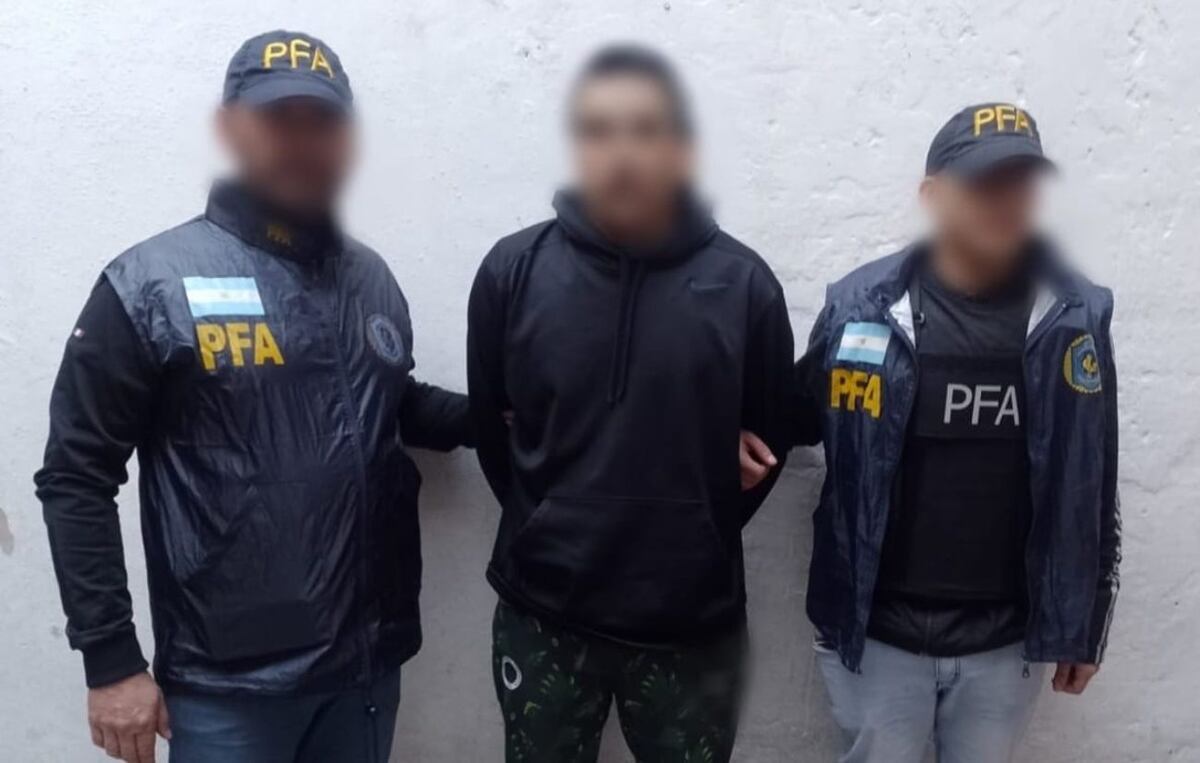 Uno de los cómplices involucrados en el secuestro, detenido por efectivos de la Policía Federal. (Ministerio de Seguridad)
