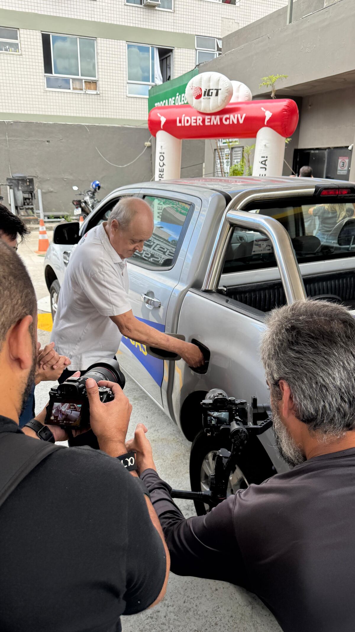 El momento en que reabren el tanque.