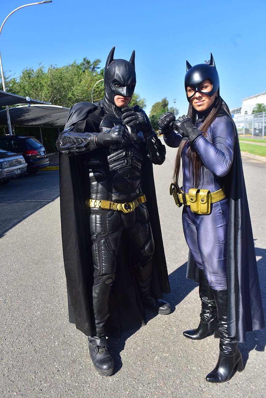 Batman y los superhéroes cordobeses de visita a la Redacción de La Voz para Historias Urbanas. (José Gabriel Hernández / La Voz)