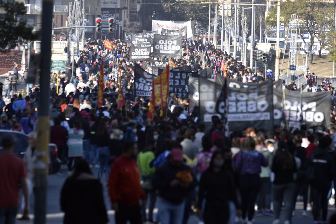 Marcha del Polo Obrero por el centro de Córdoba. Movilización sobre el Puente Centenario. (Ramiro Pereyra)