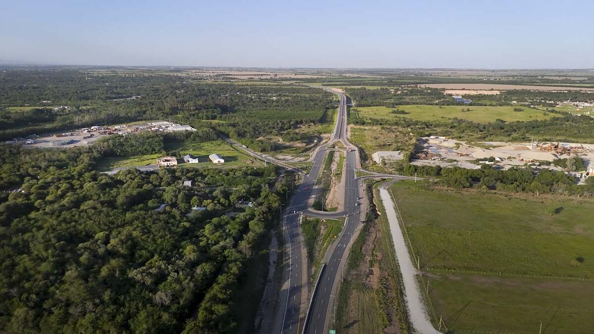 Nueva autovía de ruta provincial 5, entre Alta Gracia y Villa Ciudad de América, en el Valle de Paravachasca. (Facundo Luque / La Voz)