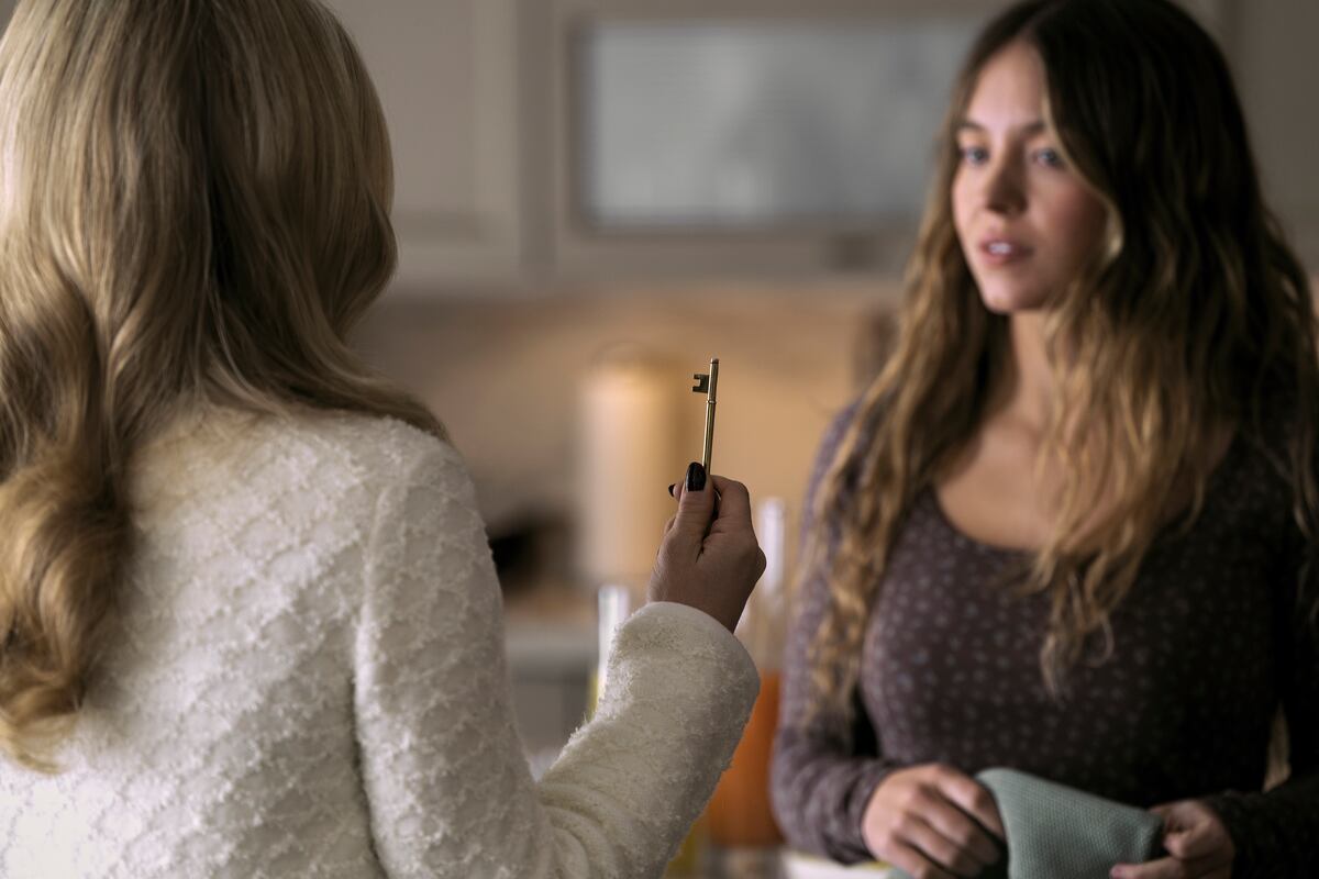 Amanda Seyfried como Nina y Sydney Sweeney como Millie en un pasaje tenso de "La empleada". (Daniel McFadden/ Lionsgate)