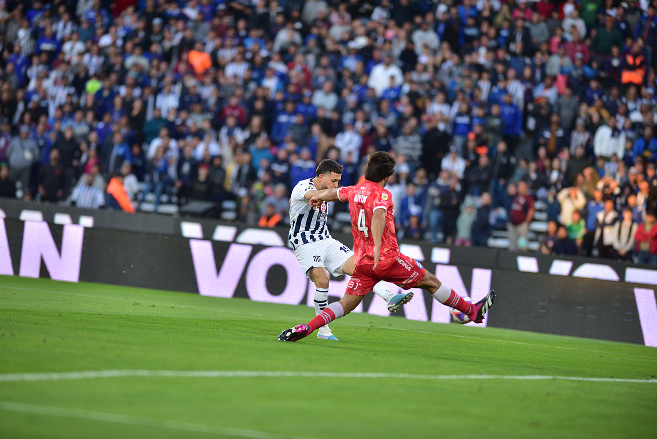 Talleres vencía 1-0 a Argentinos Juniors en el Estadio Kempes, Pizzini entró al final y tuvo esta chance para aumentar. Arias lo evitó. ( Ramiro Pereyra /La Voz)