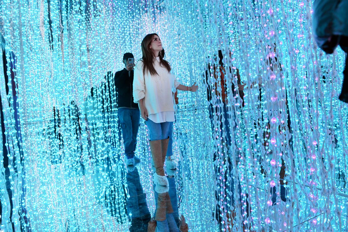 Blow up es un recorrido interactivo para la familia con la magia de las luces , los colores y las sensaciones del cuerpo. Foto Javier Ferreyra