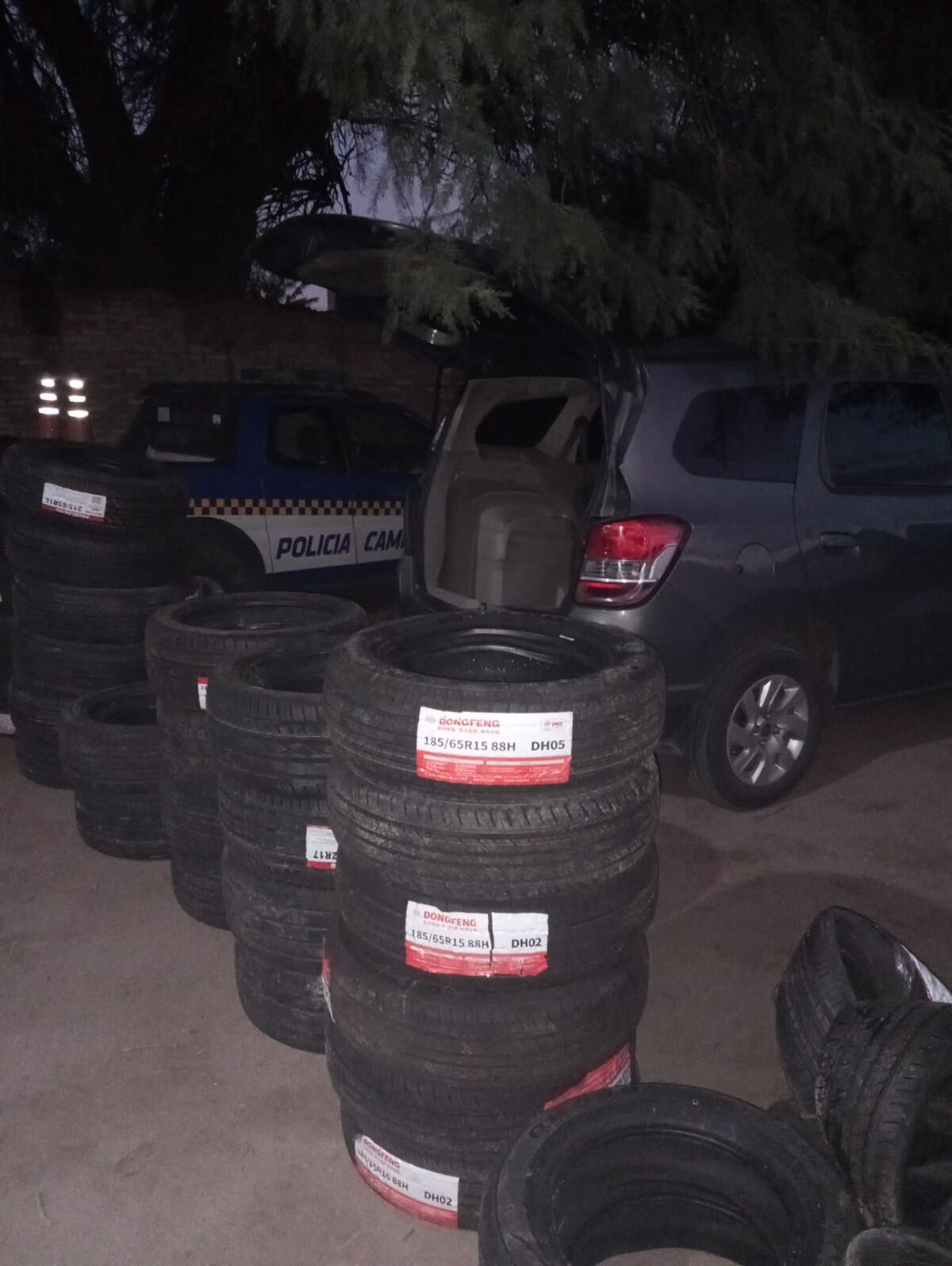 En el interior de un Chevrolet Spin, un hombre llevaba 82 cubiertas cuya procedencia no pudo justificar. (Policía de Córdoba)