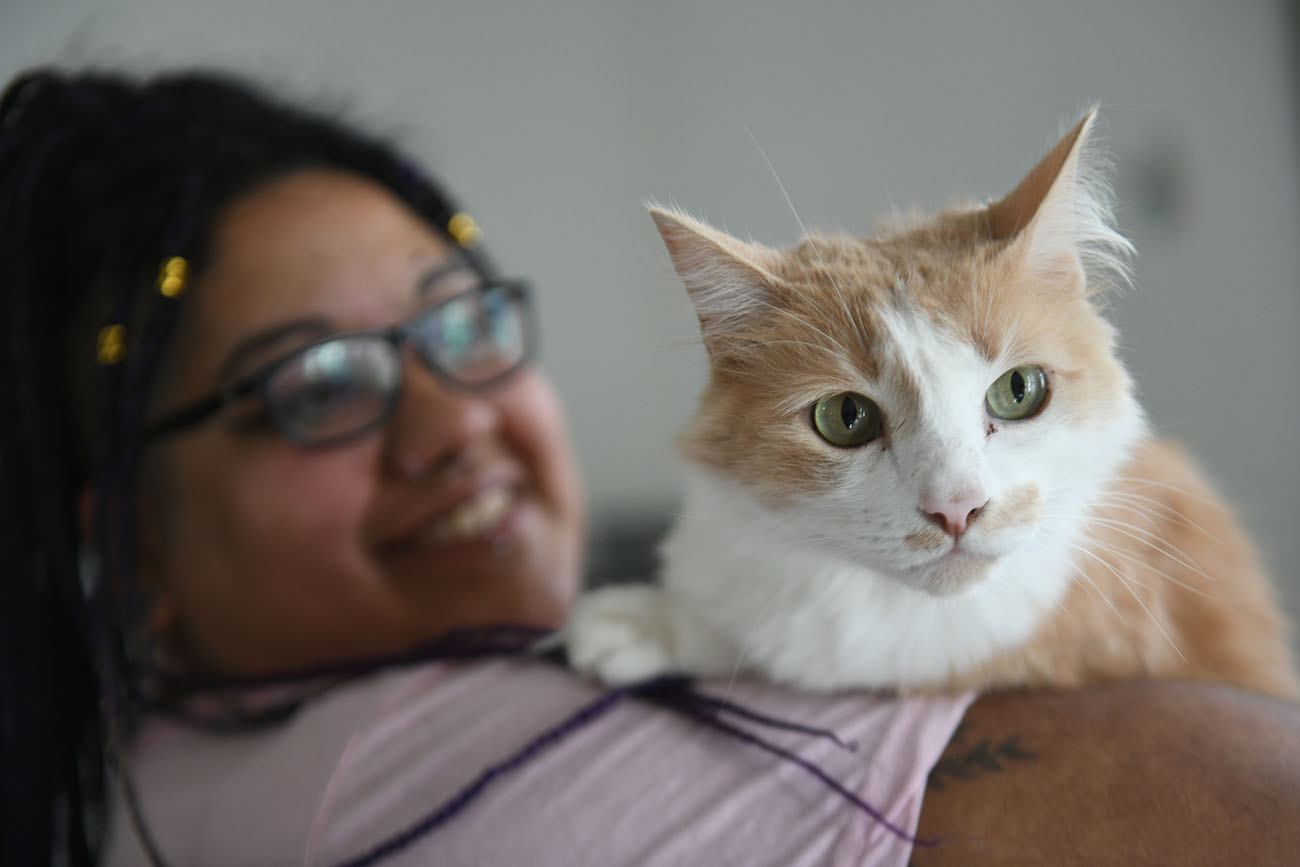 Alberdi. Hydra, la joven que rescata gatos y los da en adopción(Ramiro Pereyra/La Voz).