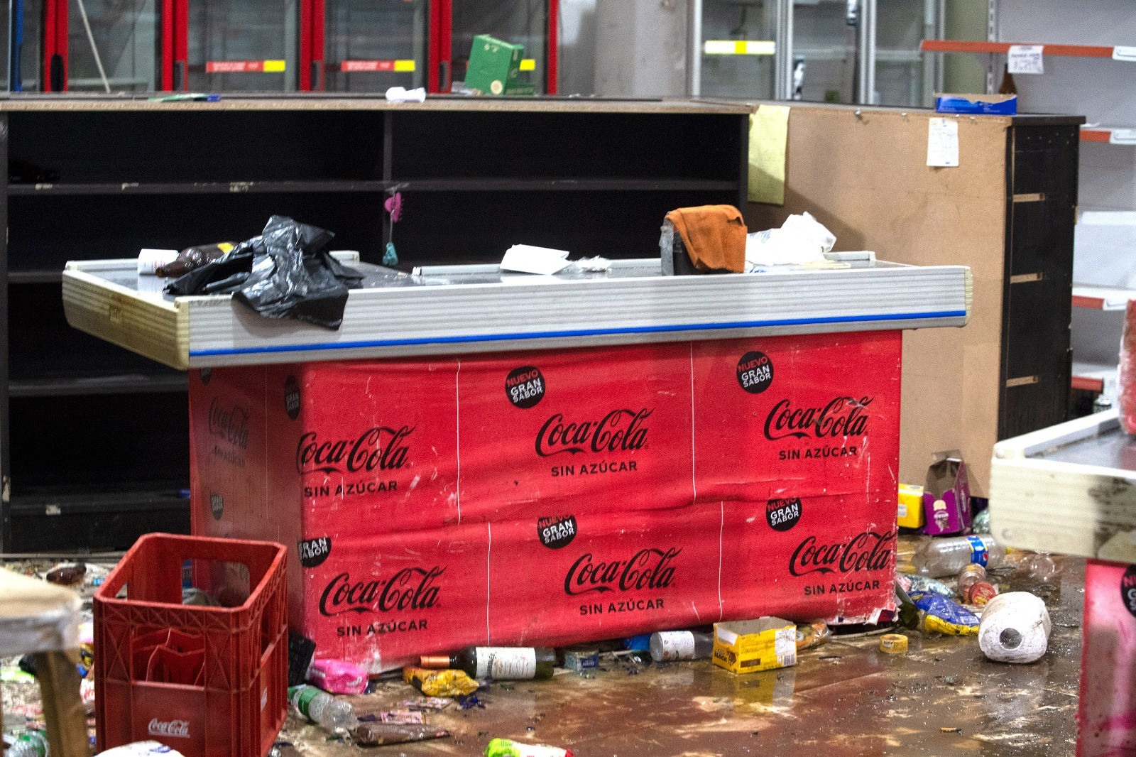 Saqueo en un supermercado de Moreno, provincia de Buenos Aires. (Gentileza Clarín)