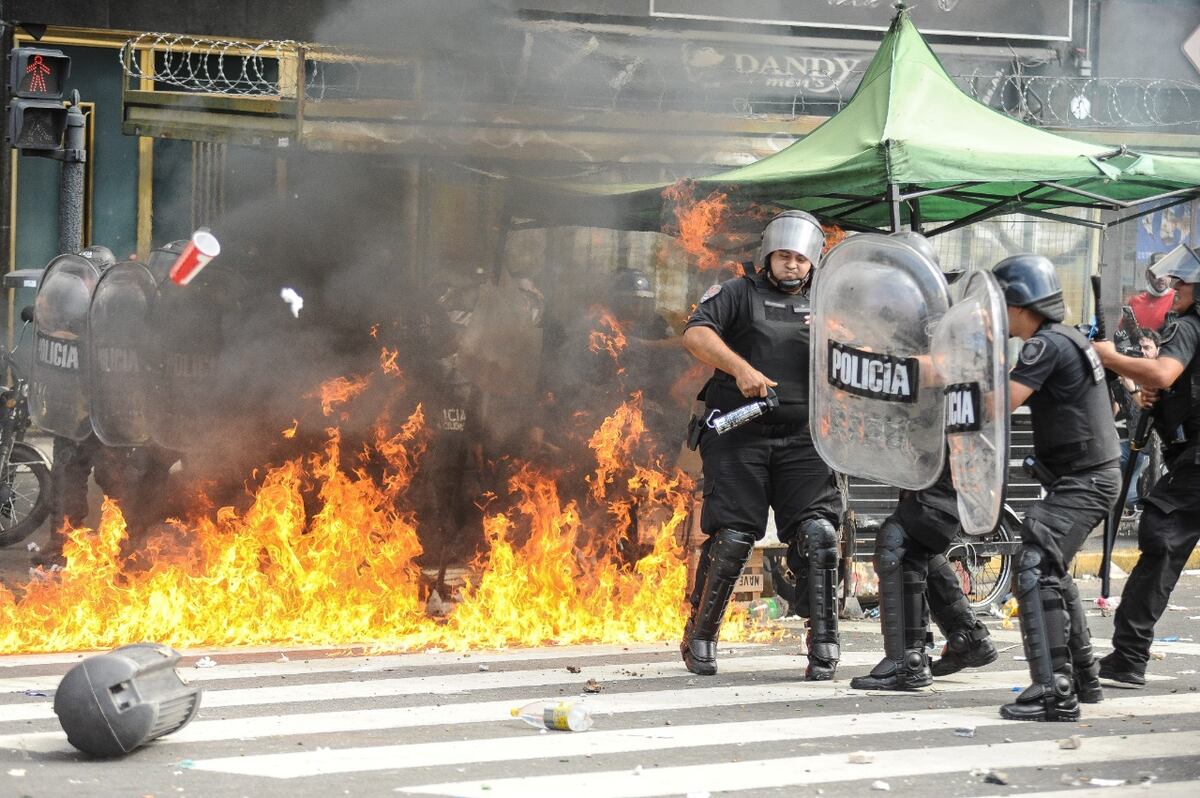 Violencia en el Congreso por la protesta de grupos de izquierda contra el acuerdo con el FMI. (Federico López Claro)