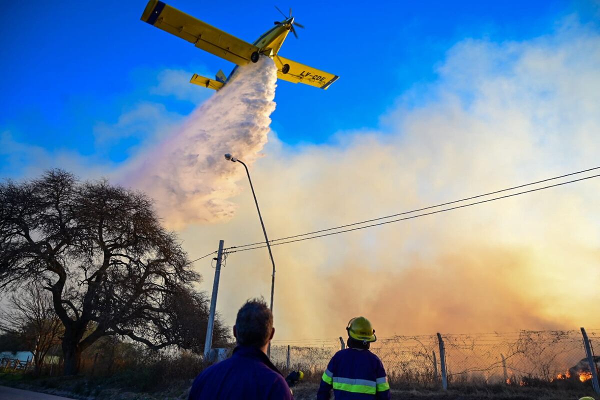 Un avión hidrante sobre un foco de fuego. (La Voz/Archivo)