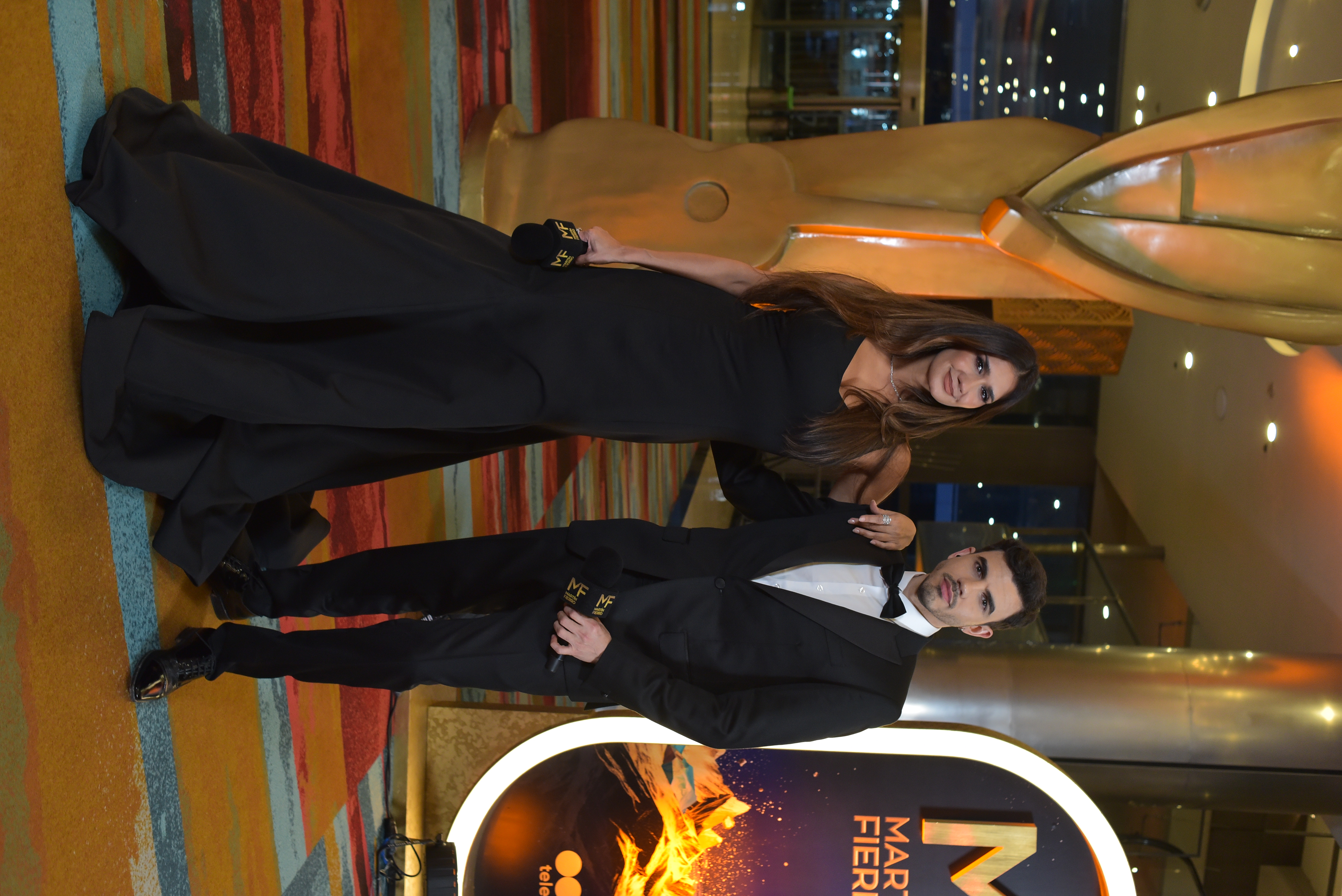 Momi y Santi, espléndidos, condujeron parte de la alfombra roja de los premios Martín Fierro 2025. (Foto: Prensa Telefe)