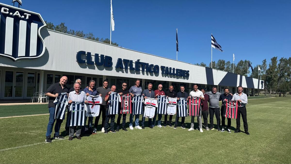 Fassi con el equipo que lidera la gestión de Talleres. Hay más de 500 empleados, todos literalmente con la “camiseta puesta”.