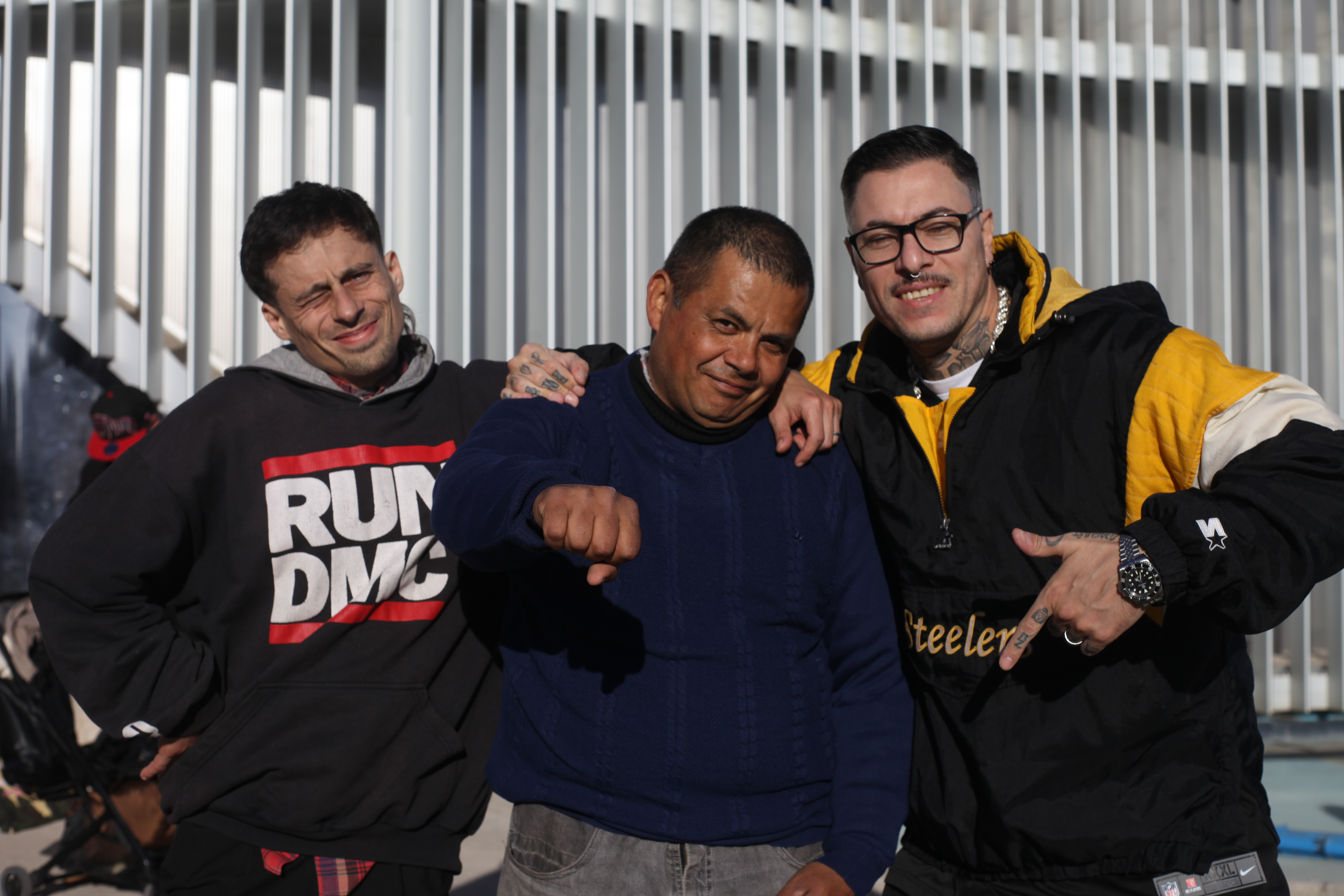 La presentación del libro "Historia del rap en Córdoba" convocó a varios de sus precursores y referentes: aquí, Matías Ligato, Negro Chetto y Jeez. (Gentileza Martín Biaggini).